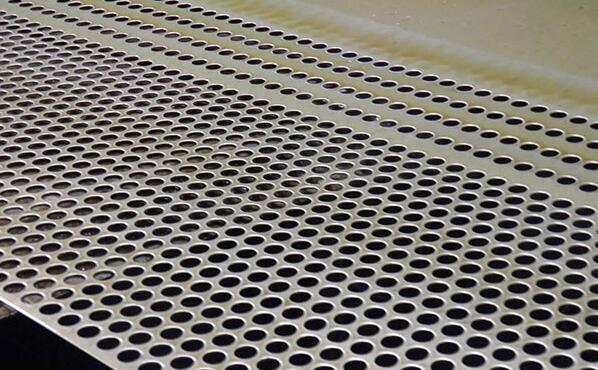 鋼板沖孔網(wǎng)在沖孔的時(shí)候要注意的問題 鋼板沖孔網(wǎng)在沖孔的時(shí)候要注意的問題